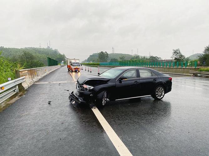 高速汽车过水路为什么失控（雨天高速车辆为什么失控）